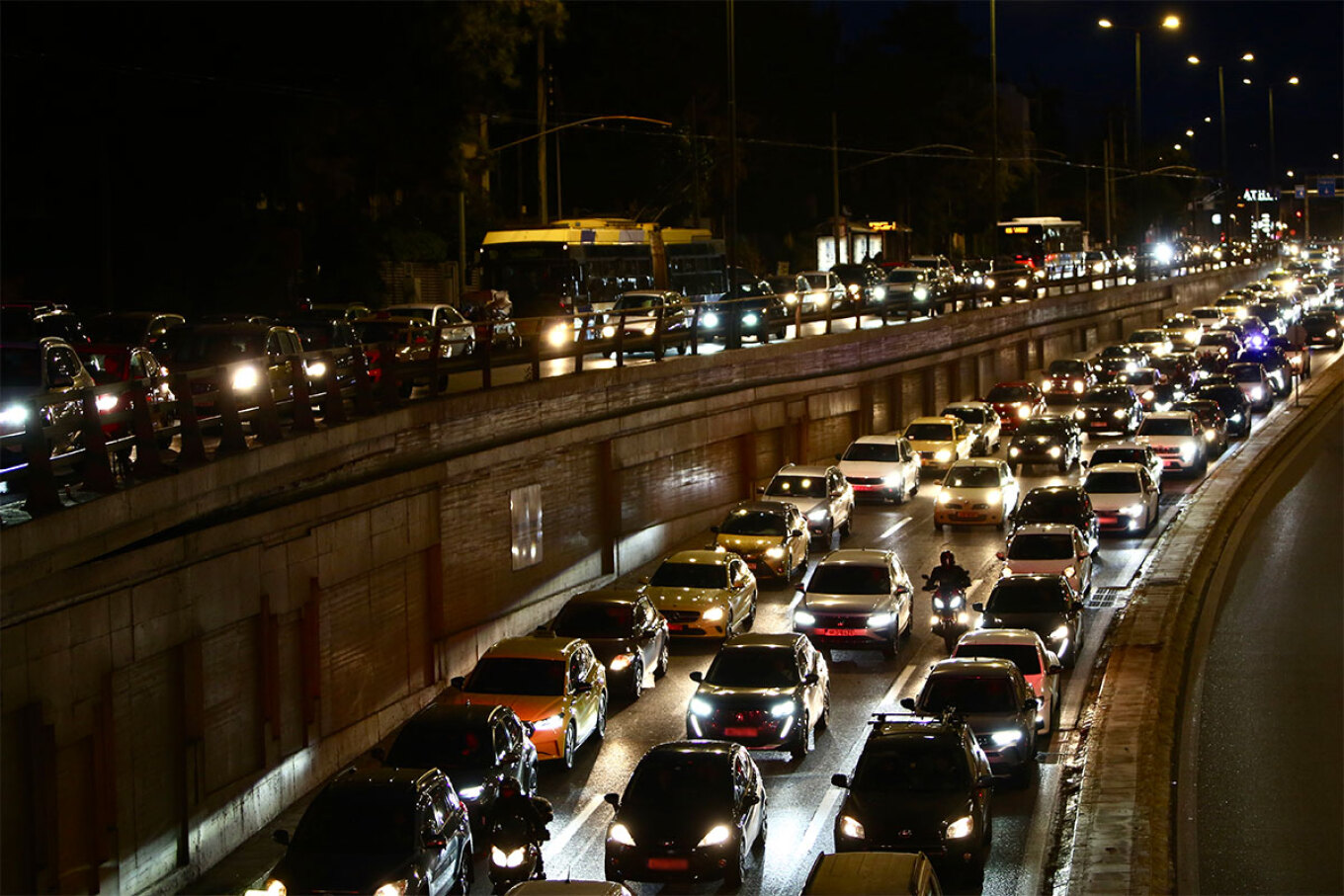 ازدحام مروري في كيفيسياس بسبب تجمع أمام السفارة الإسرائيلية