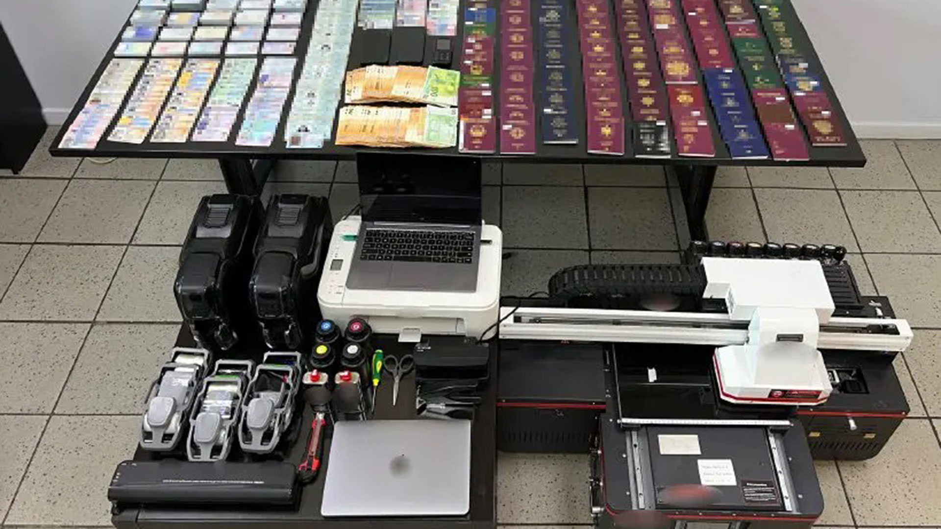 تفكيك منظمة إجرامية متخصصة في تزوير وثائق السفر و الاتجار للمهاجرين غير الشرعيين