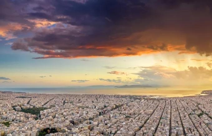 الطقس: صافٍ مع وجود سحب و غبار أفريقي و انخفاض طفيف في درجات الحرارة