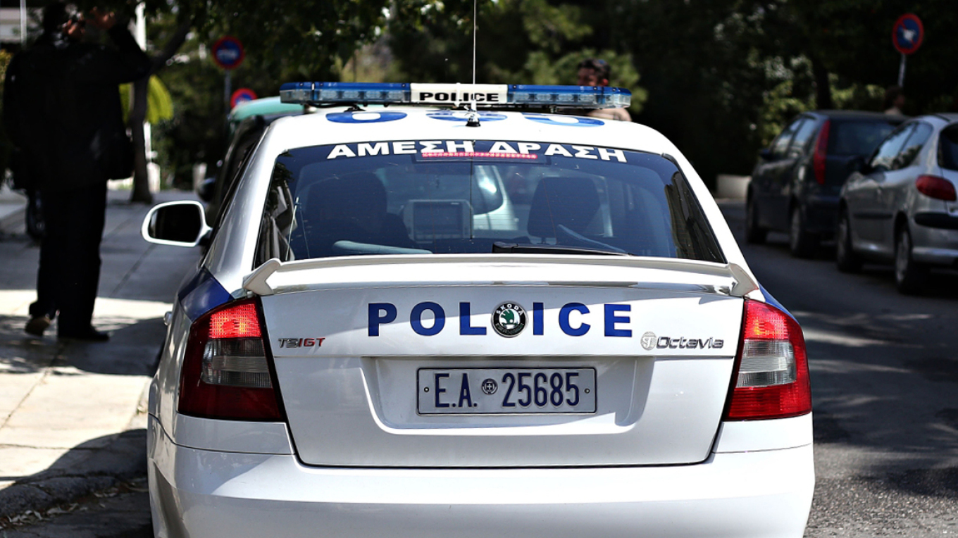 القبض على رجل بحوزته أكثر من ١٩٥ ألف مفرقعة نارية في منطقة أتيكا