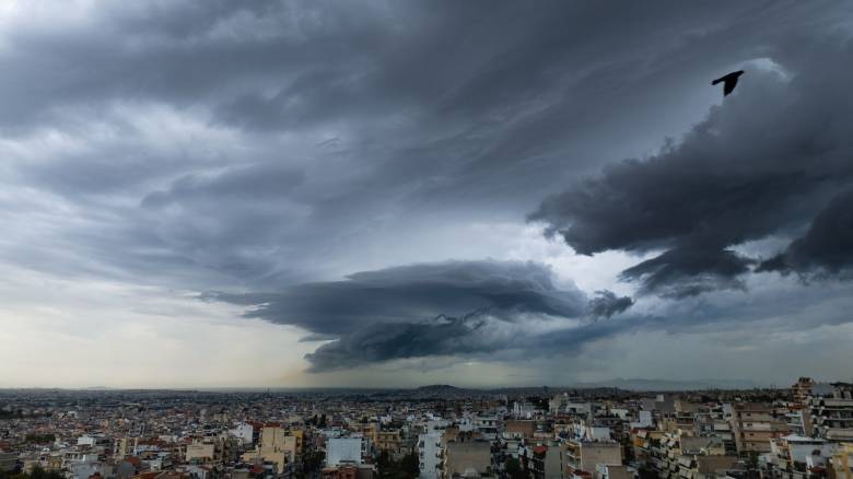 الطقس صافٍ بشكل عام مع سماء غائمة و أمطار محلية في مقدونيا و إبيروس