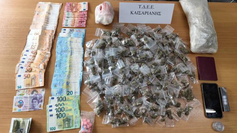 اعتقال ثلاثة أشخاص بتهمة الاتجار بالمخدرات بالقرب من سكنات الطلاب في كيسارياني