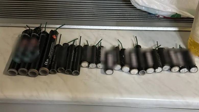 كريت: القبض على قاصرين و مراهق يبلغ من العمر ١٨ عامًا بتهمة حيازة متفجرات و شماريخ و ألعاب نارية