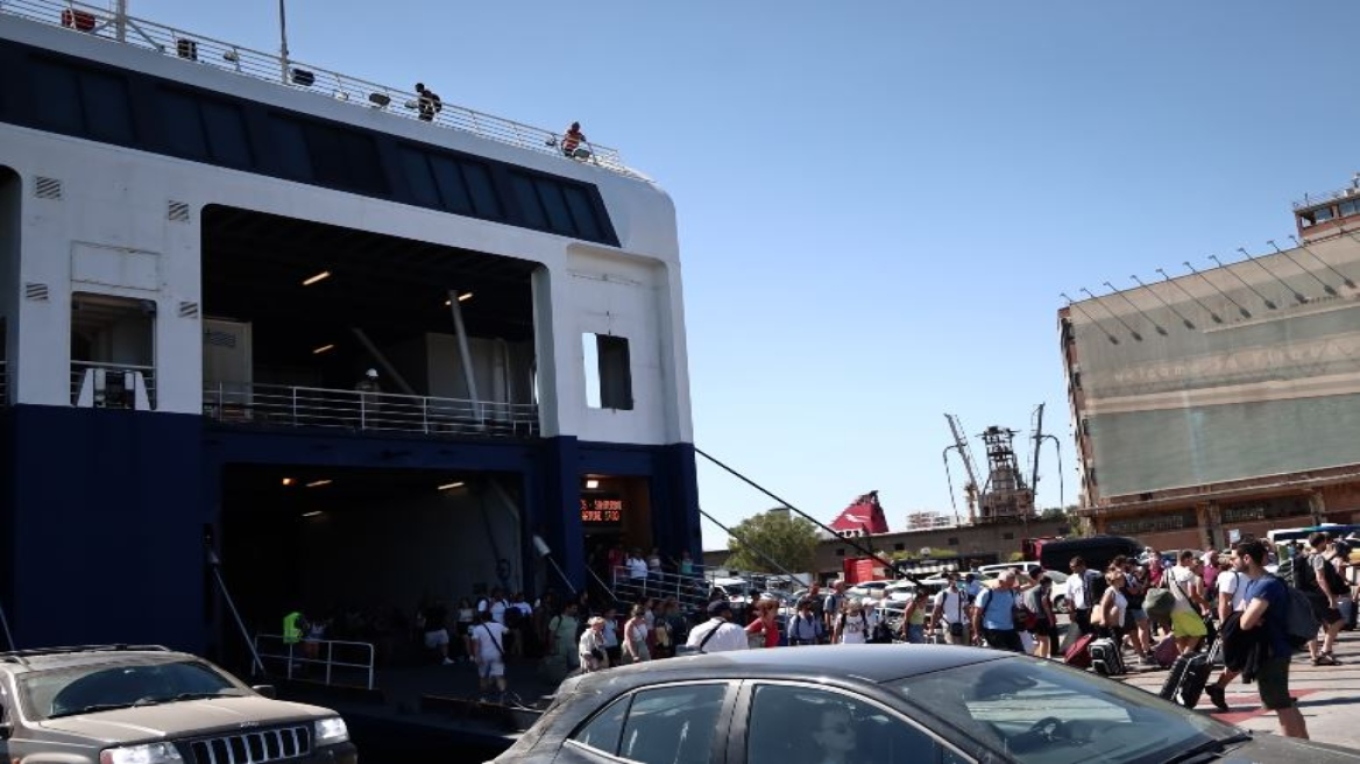 ارتفاع عدد المسافرين العائدين يوم الاثنين في عيد الفصح – أكثر من ٤٥ ألف مسافر في بيرايوس و رافينا و لافريو