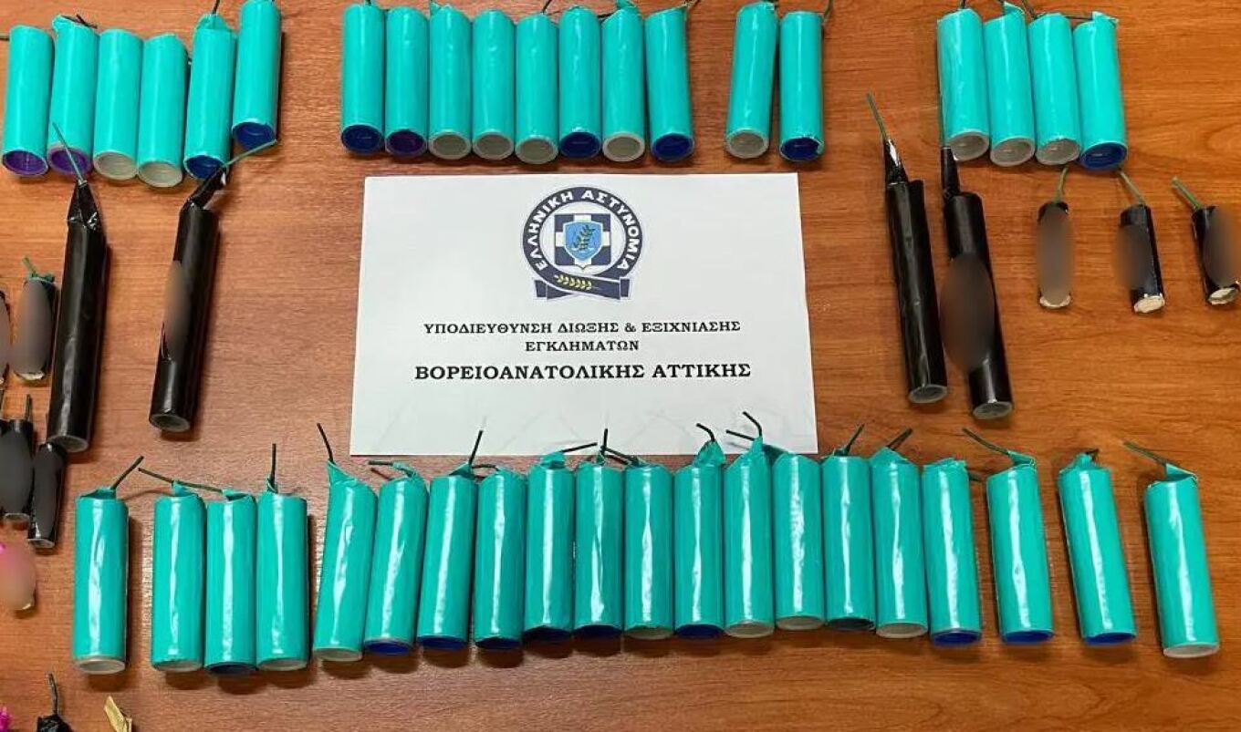 قاصرون يبيعون الألعاب النارية عبر وسائل التواصل الاجتماعي - كيف ألقت الشرطة القبض عليهم في وسط أثينا