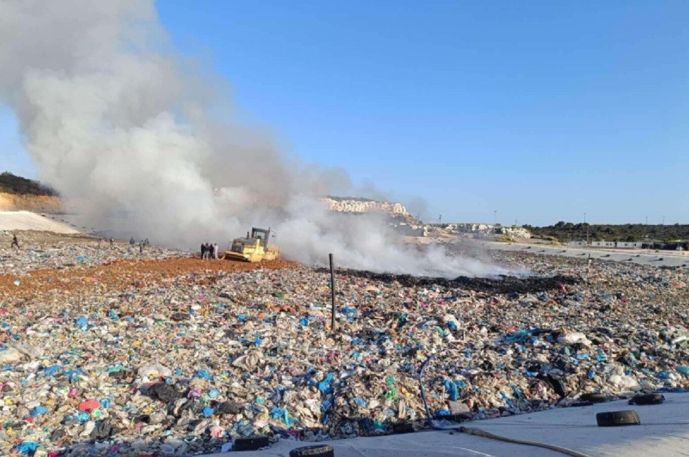 حريق في مكب نفايات في زاكينثوس