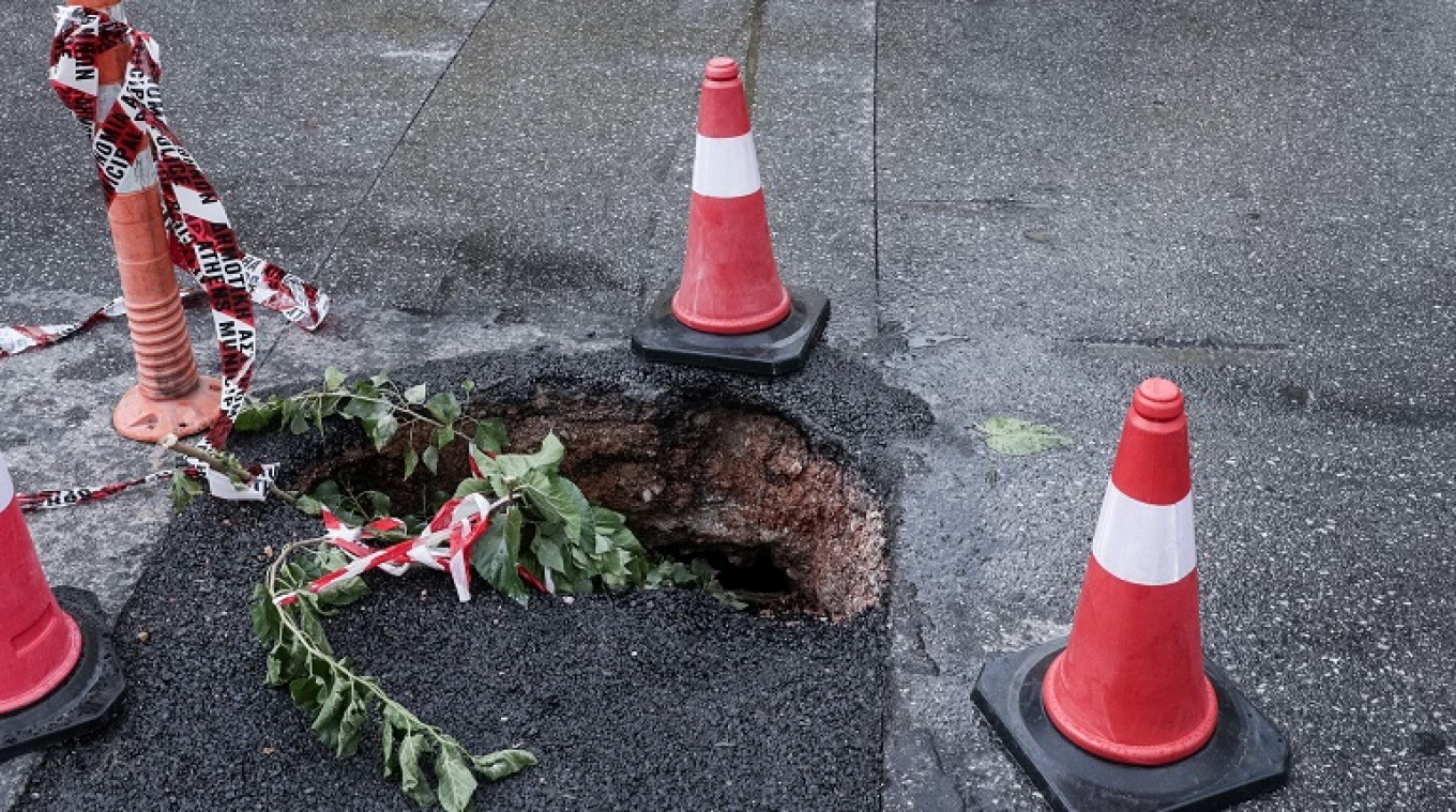 اضطراب حركة المرور في باليني بسبب هبوط الطريق