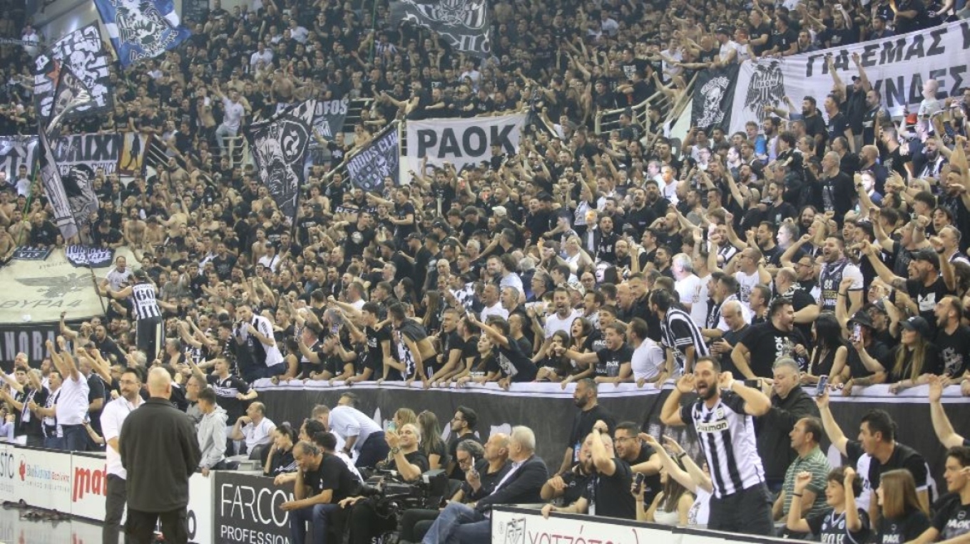 إصابة مشجع بألعاب نارية قبل مباراة باوك و بلباو