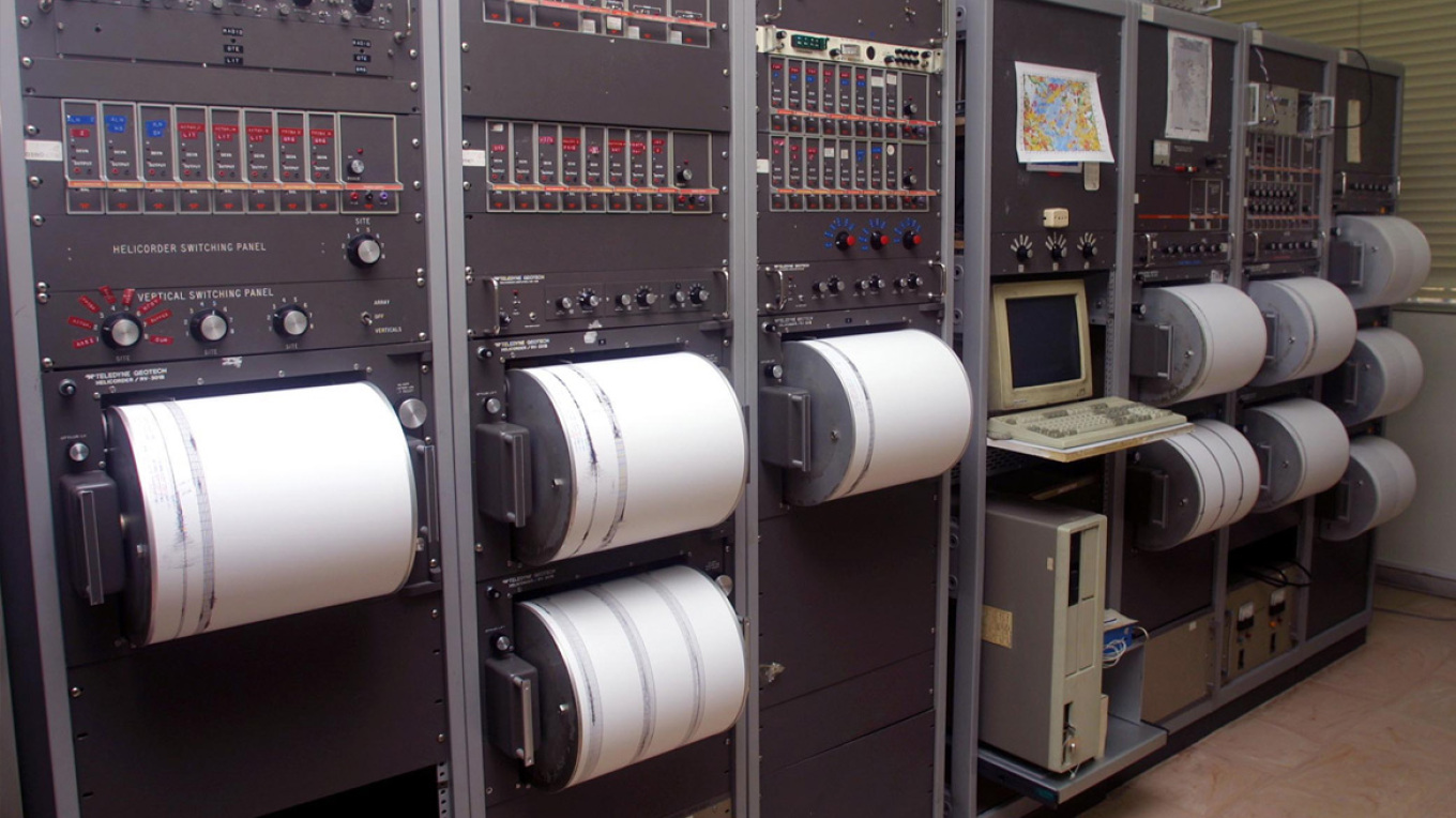 زلزالان في خليج أرجوسارونيك - شعر بهما في أتيكا