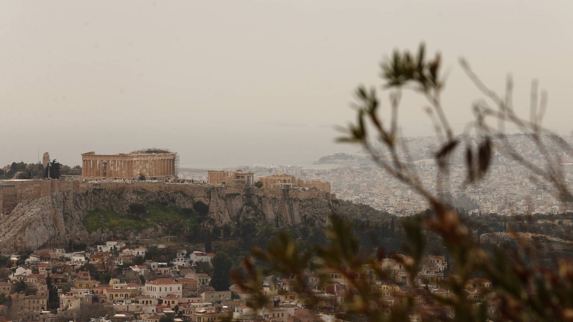 الطقس مغيّم و مشمس جزئيا في أنحاء البلاد و درجات الحراره تصل الي ٢٨ درجة