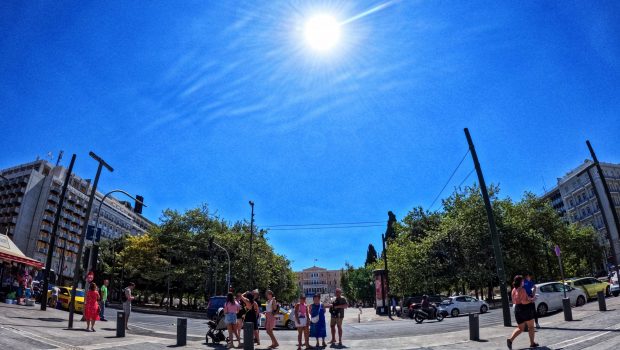 طقس مشمس و ارتفاع درجة الحرارة في اتيكا