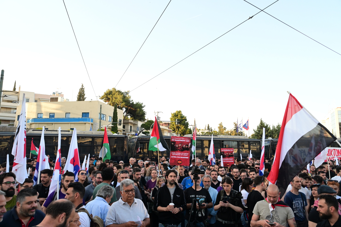 مظاهرة تضامنية كبيرة لفلسطين أمام السفارة الإسرائيلية