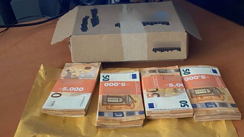 رجل مسن يلقي ٢٠ ألف يورو في سلة المهملات عن طريق الخطأ - كيف تم العثور عليها و تسليمها إلى ELAS