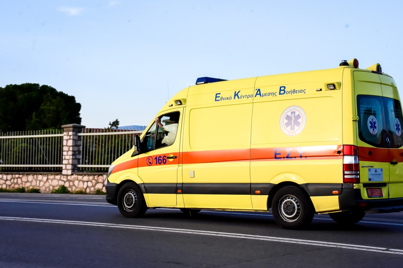 تصادم دراجة نارية و سيارة على شارع ماراثون - إصابة شخصين