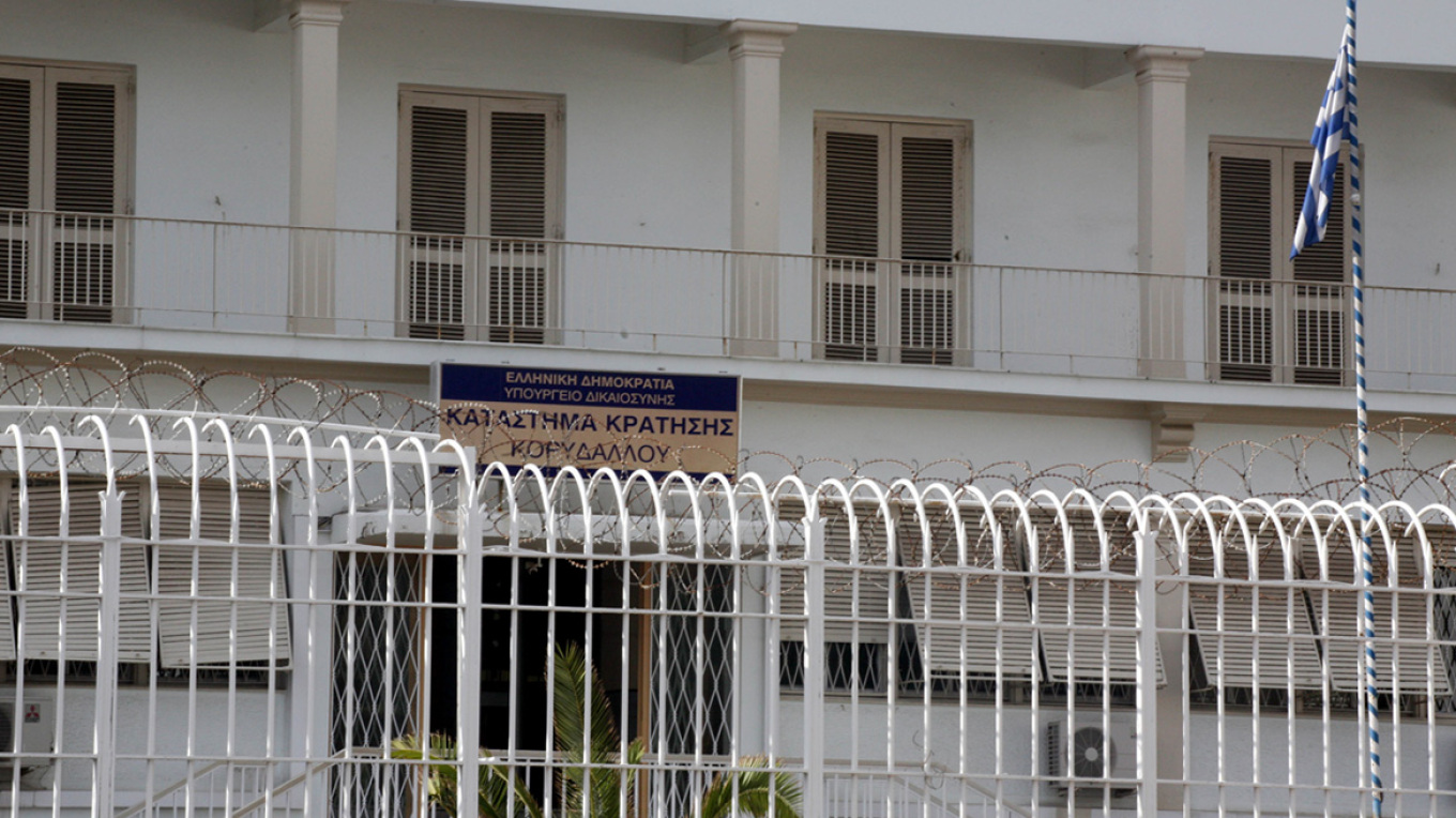 شاب يبلغ من العمر ١٩ عامًا حاول نقل هواتف محمولة إلى سجن كوريدالوس - كان يخفيها في حذائه