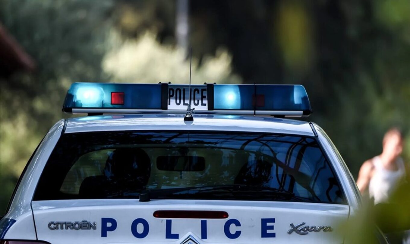 اعتقال شخص بتهمة الاتجار بالكوكايين في أتيكا – ضبط أكثر من كيلوغرامين من المخدرات