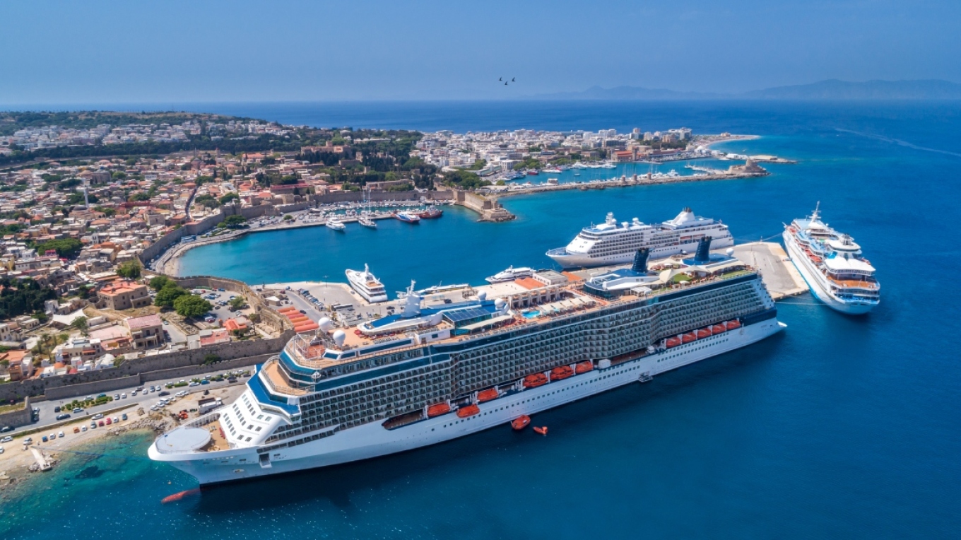 رودس: اعتقال امرأة كندية تبلغ من العمر ٧٢ عامًا على متن سفينة سياحية بناءً على مذكرة من الإنتربول - متهمة باختلاس الملايين