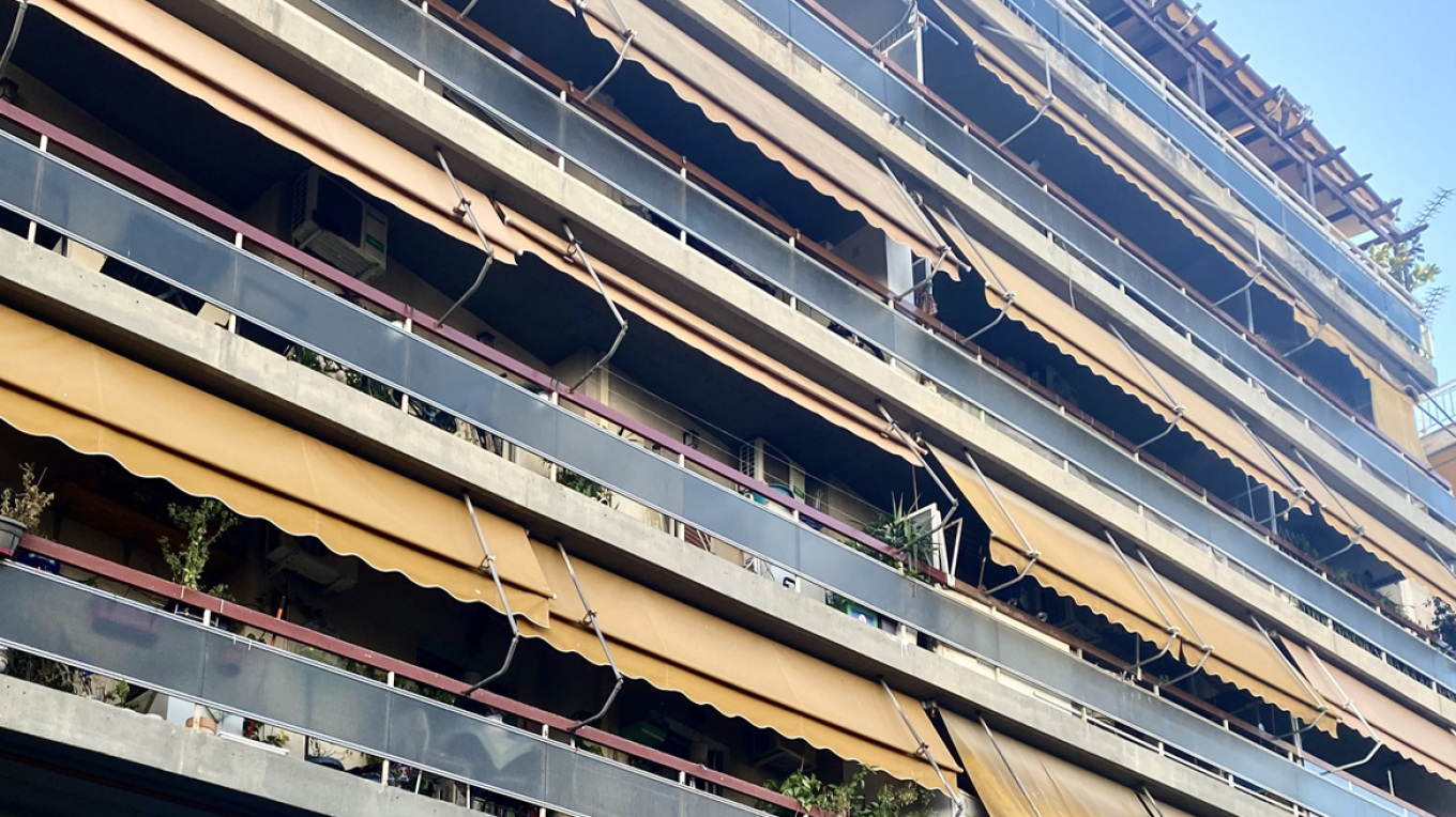 توفيت فتاة تبلغ من العمر ٧ سنوات إثر سقوطها من نافذة منزل في كاليثيا