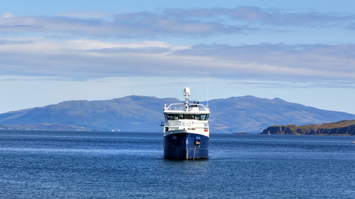 اضطرابات في ميناء باتموس - رجل يبلغ من العمر ٣٤ عامًا يسقط من سفينة في البحر