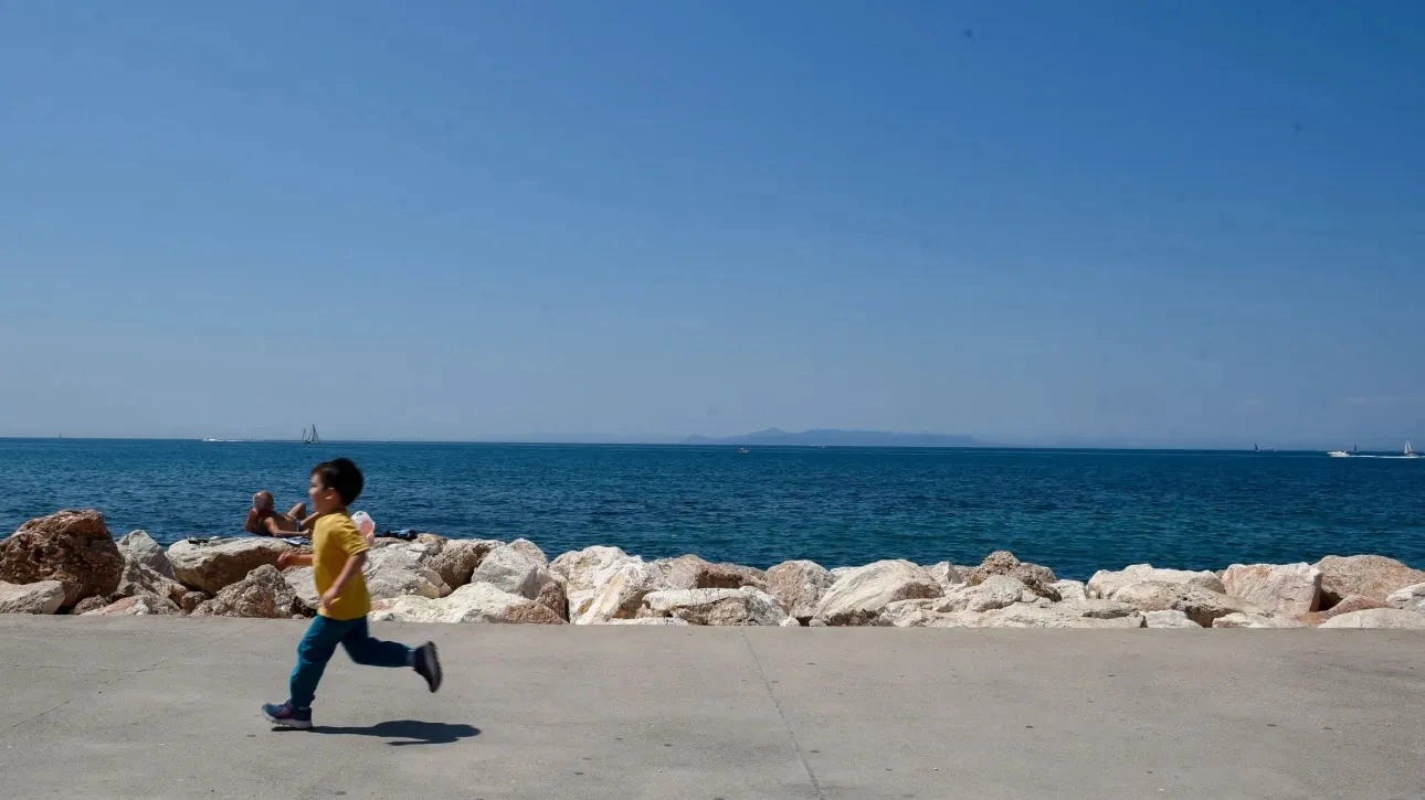 الطقس: شمس و ارتفاع في درجات الحرارة في اتيكا