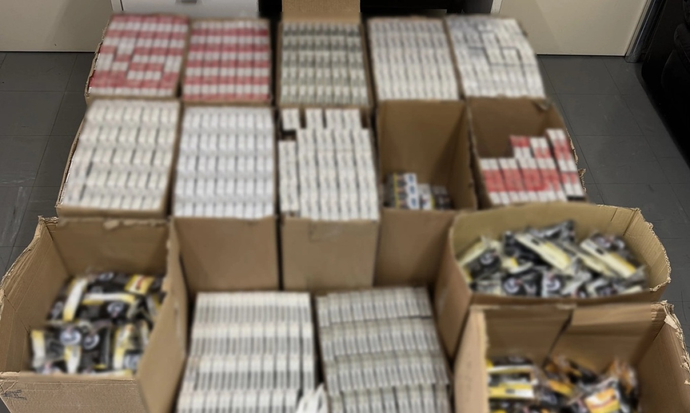 القبض على رجل يبلغ من العمر ٤٥ عامًا بتهمة تهريب التبغ في بيرايوس - كان يخفي أكثر من ٦١٠٠ قطعة