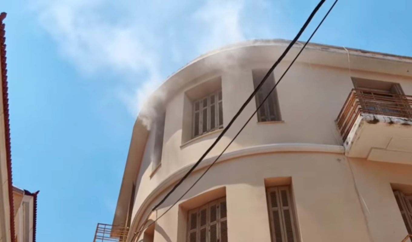 نافبليو: العثور على امرأة مسنة ميتة أثناء إطفاء حريق في شقة وقعت مأساةٌ بعد ظهر يوم الخميس في نافبليو، عندما عُثر على جثة امرأةٍ تبلغ من العمر 92 عامًا أثناء عملية إخماد حريقٍ في شقة. وقع الحادث في شارع ستايكوبولو، وحاول عشرةُ رجال إطفاءٍ، مُستخدمين ثلاثَ مركبات، إخماد الحريق.