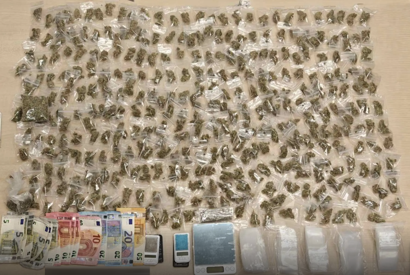 القبض على شاب يبلغ من العمر ٢٥ عامًا بتهمة الاتجار بالمخدرات في أجيوس بانتيليموناس