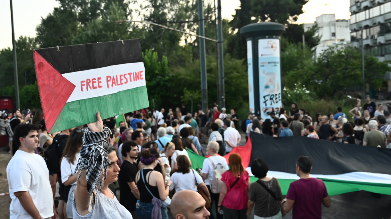 مسيرة احتجاجية أمام السفارة الإسرائيلية في كيفيسياس من أجل فلسطين