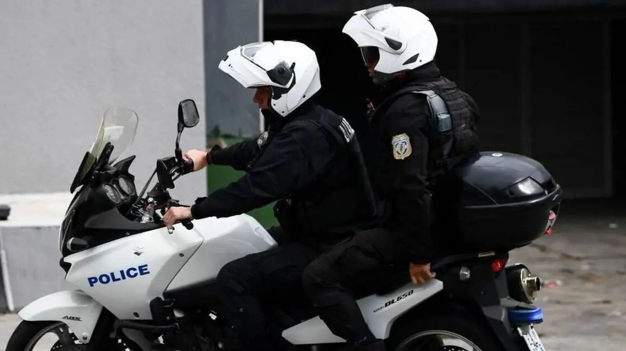 فيلم إثارة في كيبسيلي: رجل يقتحم سوبر ماركت و يأخذ سكينًا و يطعن نفسه في الرقبة