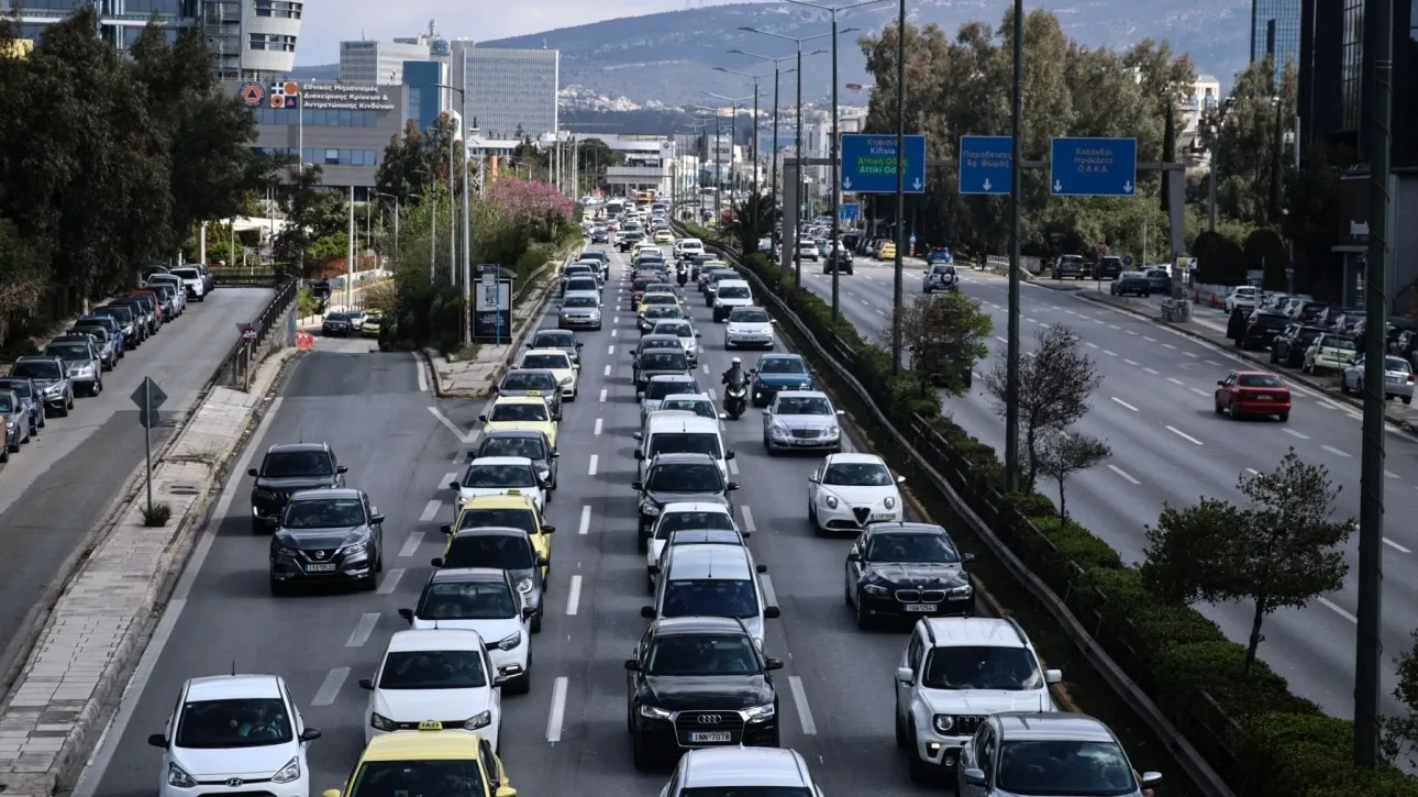 حركة المرور: كيفيسوس باللون "الأحمر" و سرعات منخفضة في الوسط و أتيكي أودوس