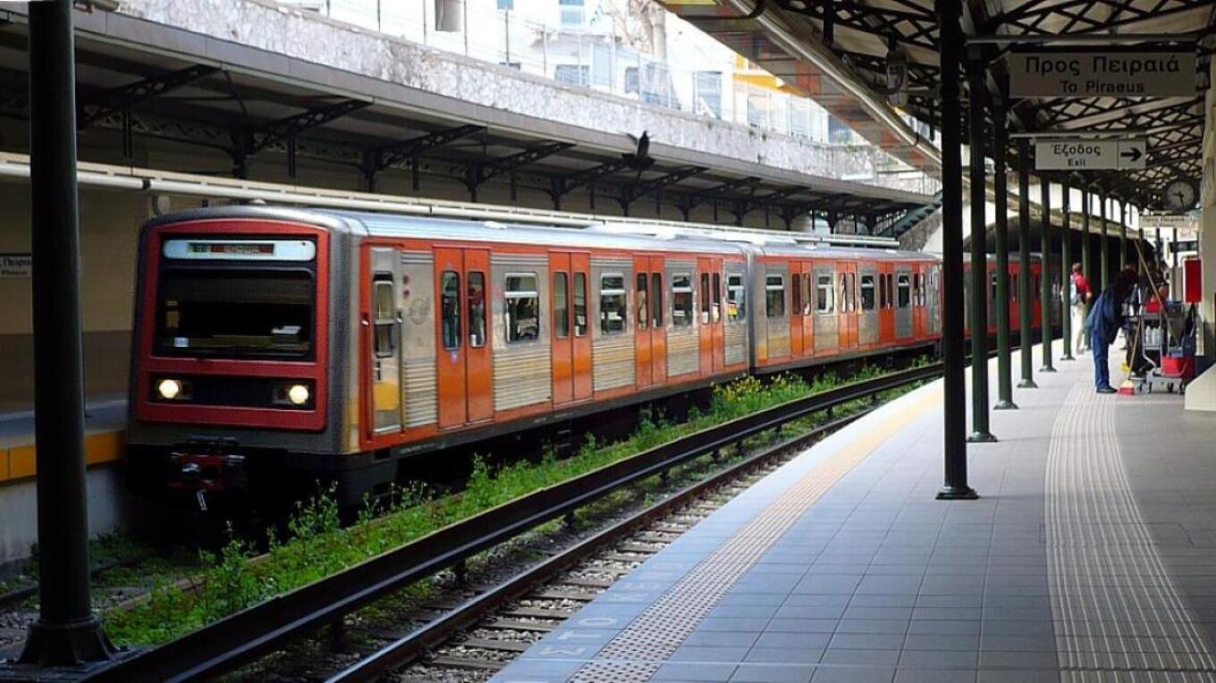 حرارة لا تُطاق في المواصلات العامة بأثينا: سائق قطار كهربائي يُغمى عليه في خضم موجة حر