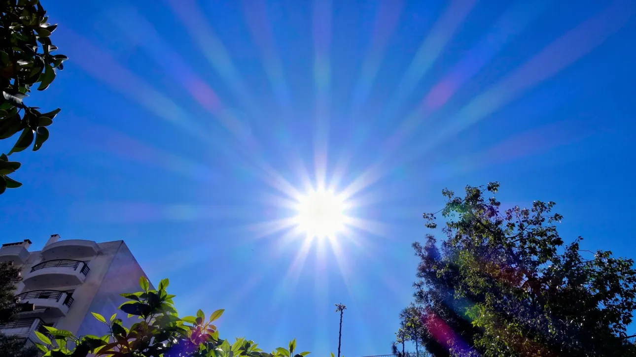 طقس صافٍ مع وجود سحب محلية و درجات الحرارة تبقى مرتفعة في اتيكا