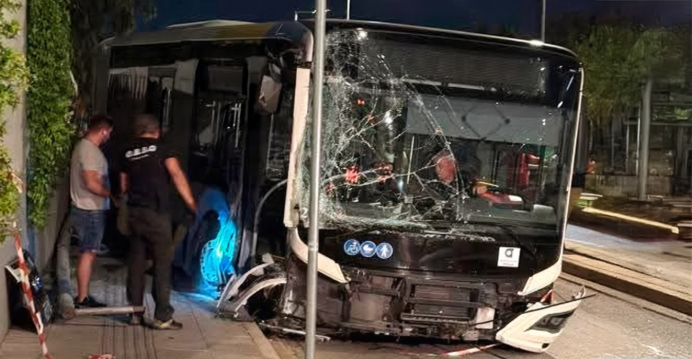 للمره الثانيه :حافلة تخرج عن السيطرة لمسافة ١٥٠ مترًا في فولياجميني - مزقت الأعمدة و اللافتات و اصطدمت بسياج مبنى