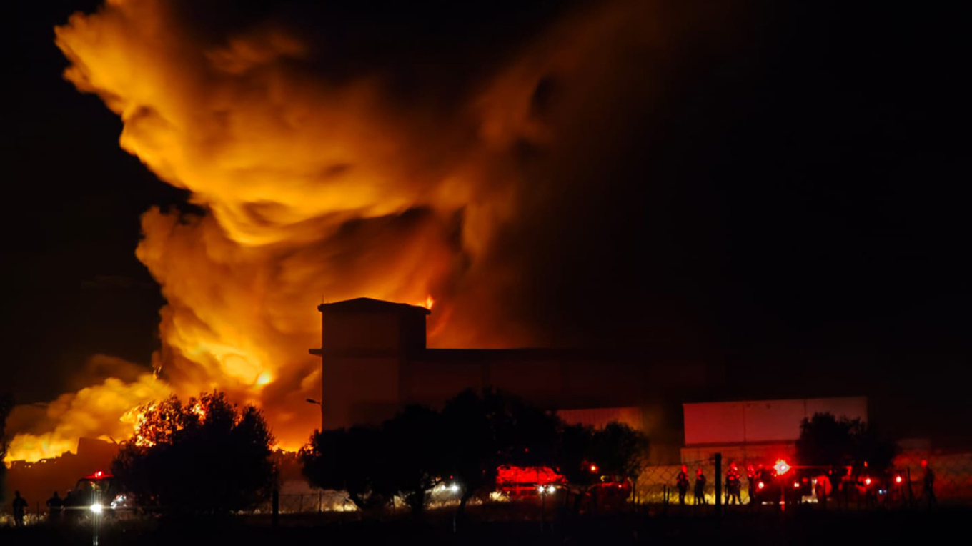 حريق في مصنع بميغارا: الجو خانق من الدخان - رسالة ١١٢ "أغلق الأبواب و النوافذ لجميع سكان المنطقه"