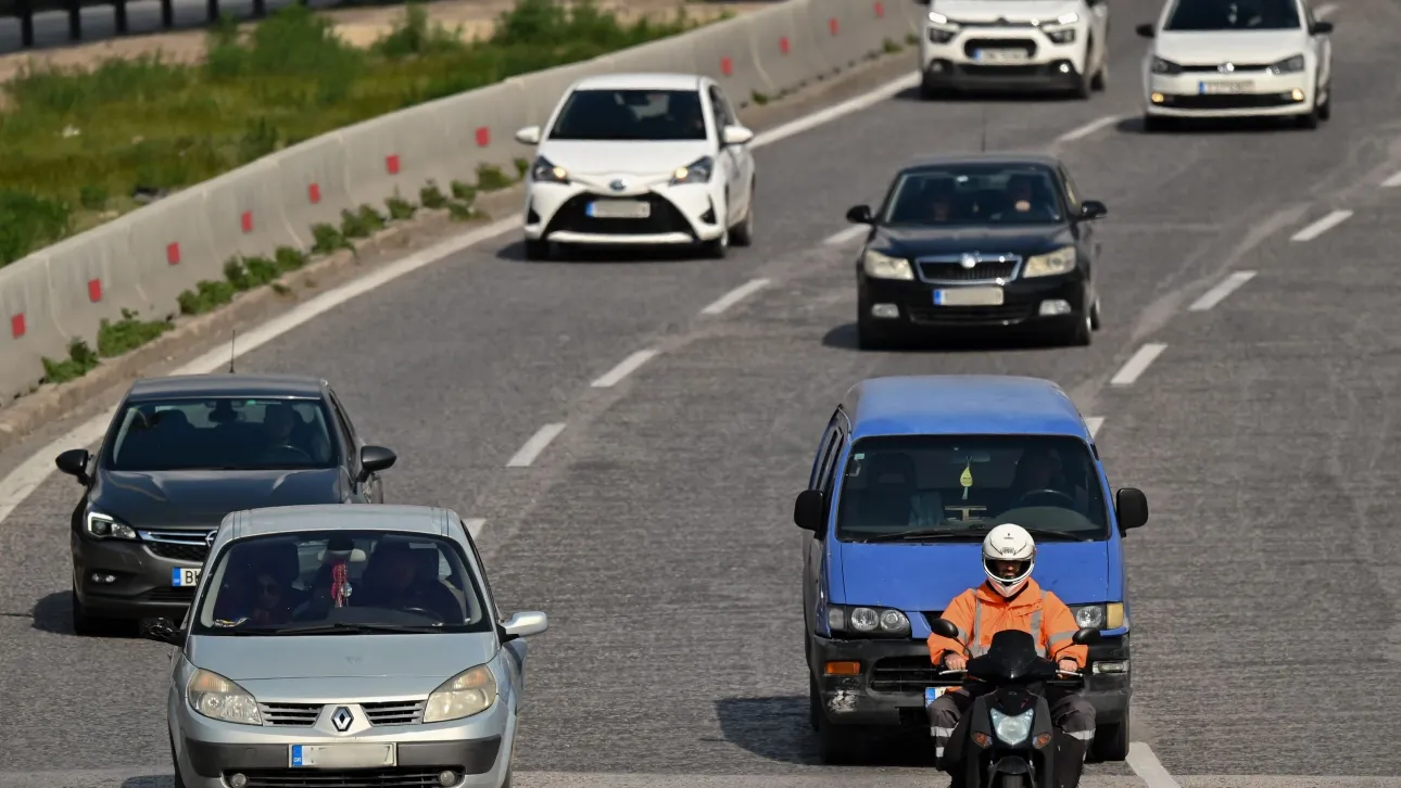 ازدحام مروري في أسبروبيرغوس بسبب تصادم سيارة - تم إغلاق المسار الأيسر على الطريق المؤدي إلى إليفسينا