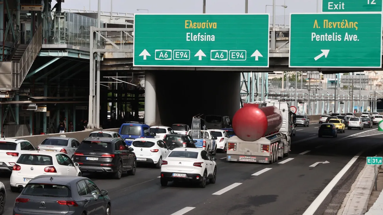 حادث تصادم بين أربع مركبات على طريق أتيكي أودوس - تم إغلاق المسار الأيسر و توجد تأخيرات