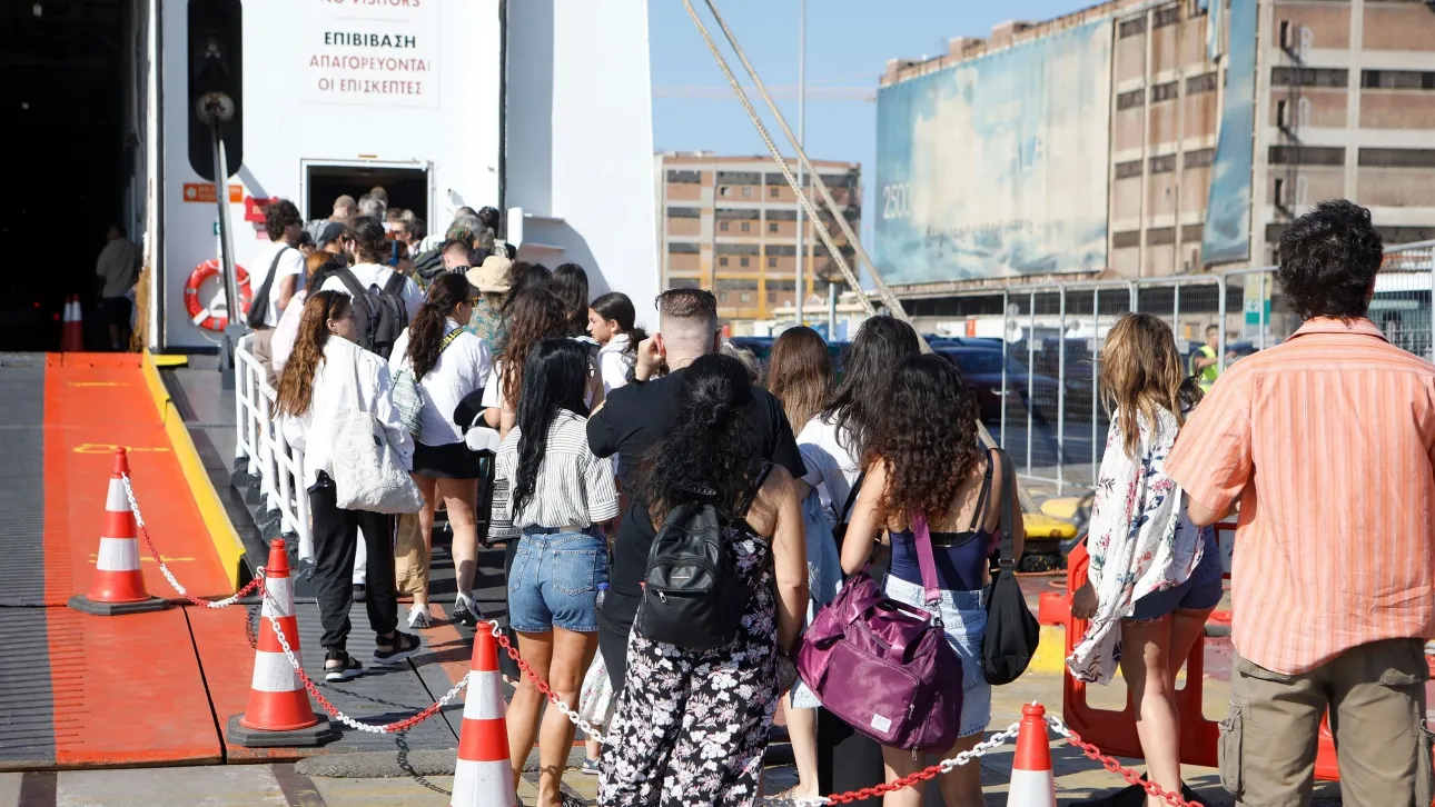 تغادر أكثر من ٩٠ سفينة تغادر اليوم ميناء بيروس لقضاء عطله ١٥ اغسطس