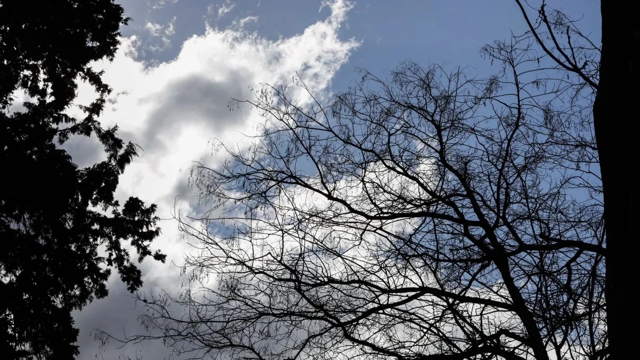 الطقس صافٍ مع وجود سحب و درجات حراره عند ٣٣ درجة في اتيكا