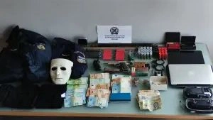 القبض على رجل يبلغ من العمر ٣٨ عامًا بتهمة حيازة سلاح ناري و مفرقعات و مخدرات في بيرايوس