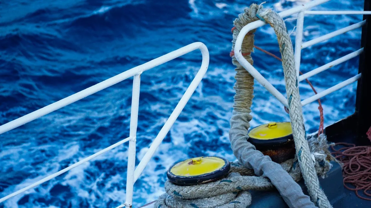 معاناة ٩٩ راكبًا على متن سفينة في أمورغوس: تعرضت لعطل ميكانيكي