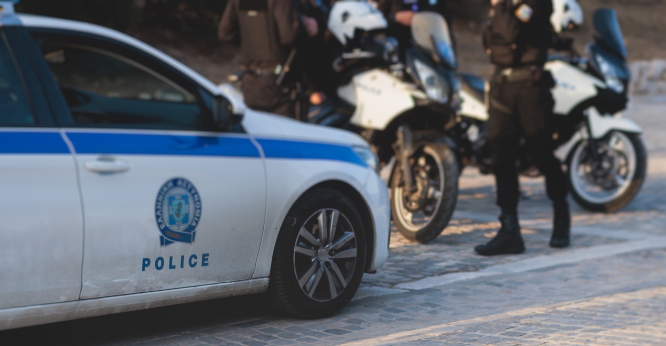 القبض على شاب يبلغ من العمر ١٩ عامًا بتهمة ارتكاب جرائم سرقة في أكشاك و أسواق صغيرة في مناطق شمال شرق أتيكا