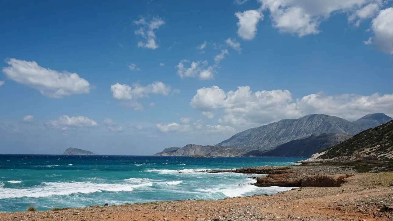 خالكيديكي: عُثر على رجل يبلغ من العمر ٥٦ عامًا ميتًا على شاطئ في نيا بلاغيا - تم انتشاله فاقدًا للوعي