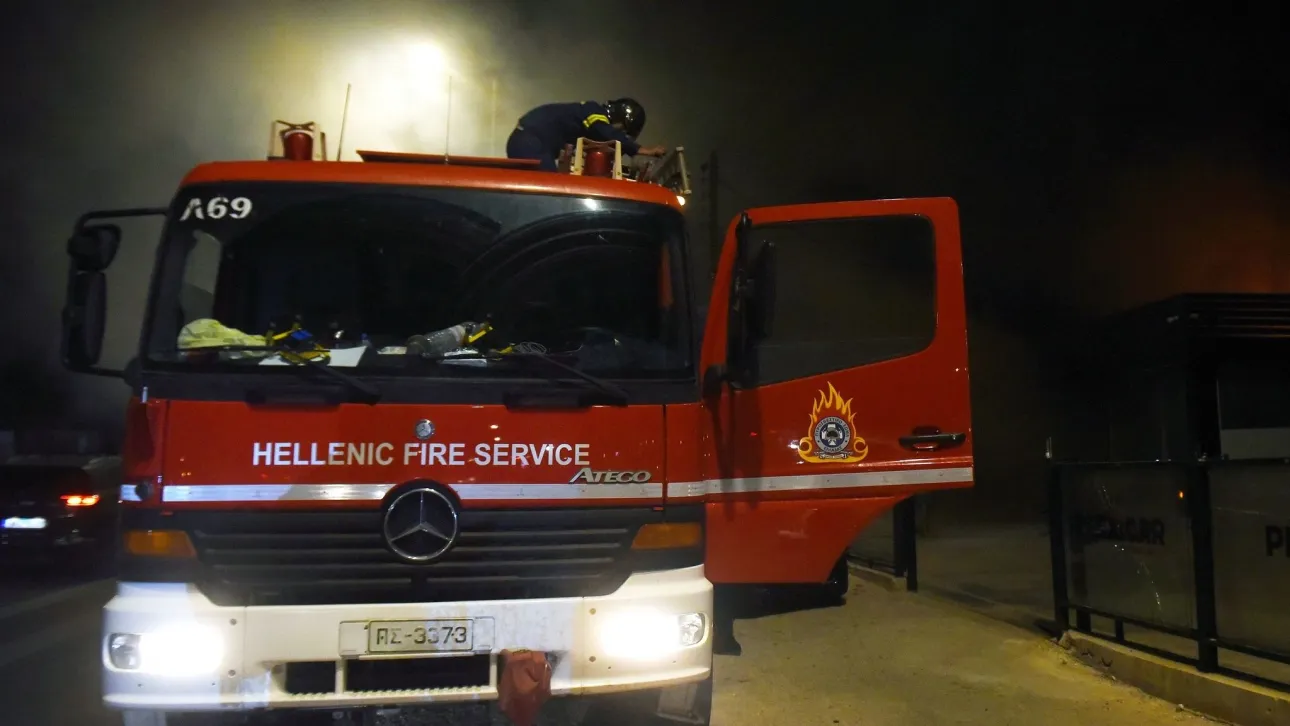 اعتقال رجل يبلغ من العمر ٤٨ عامًا لإشعال حريق في ساحة منزل في رودس