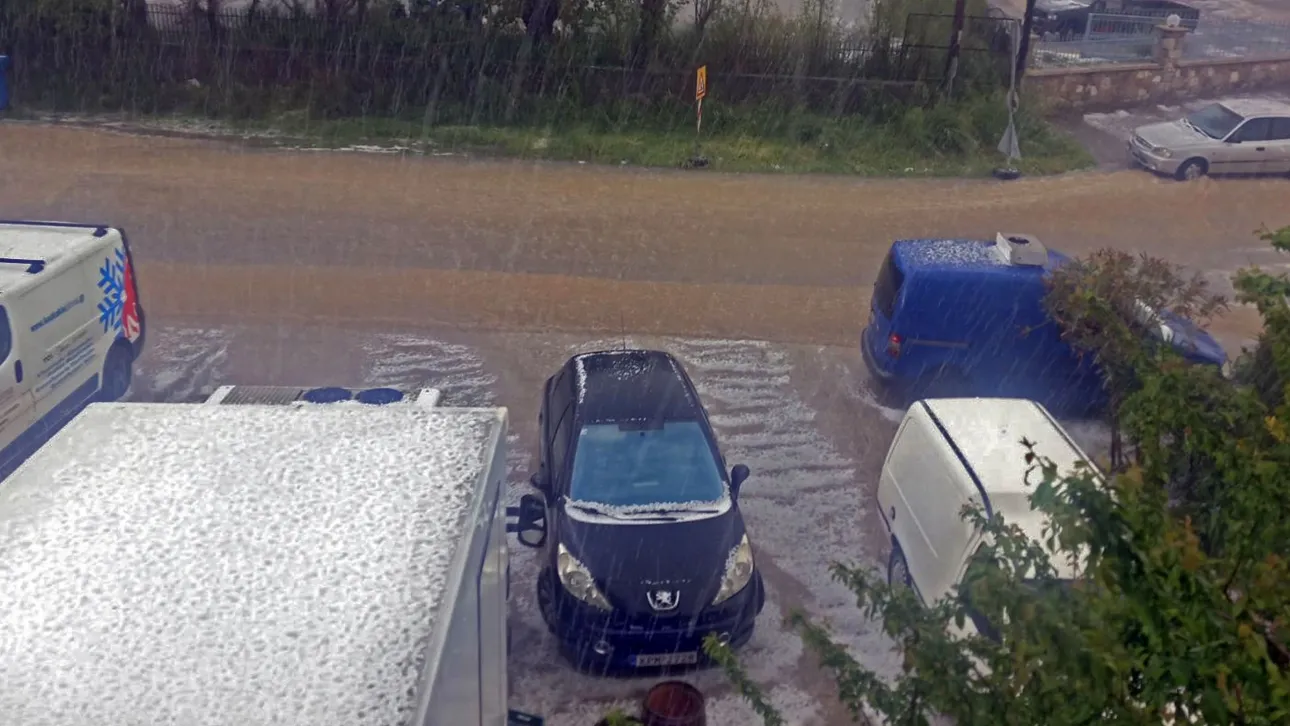 تسببت عاصفة ثلجية صيفية و برد في أضرار في تريكالا - غمرت المياه المستشفى