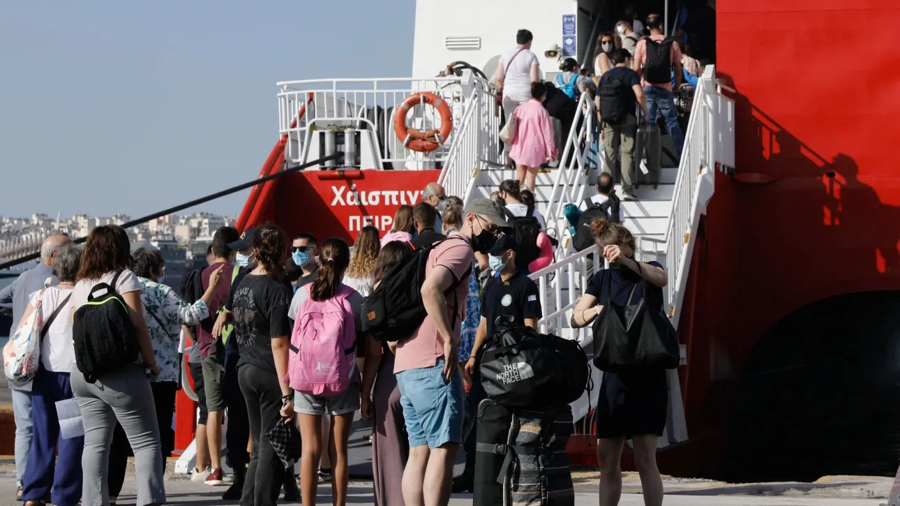 عطل ميكانيكي في سفينة بميناء بيرايوس - إزعاج لـ ٣٤٠ راكبًا