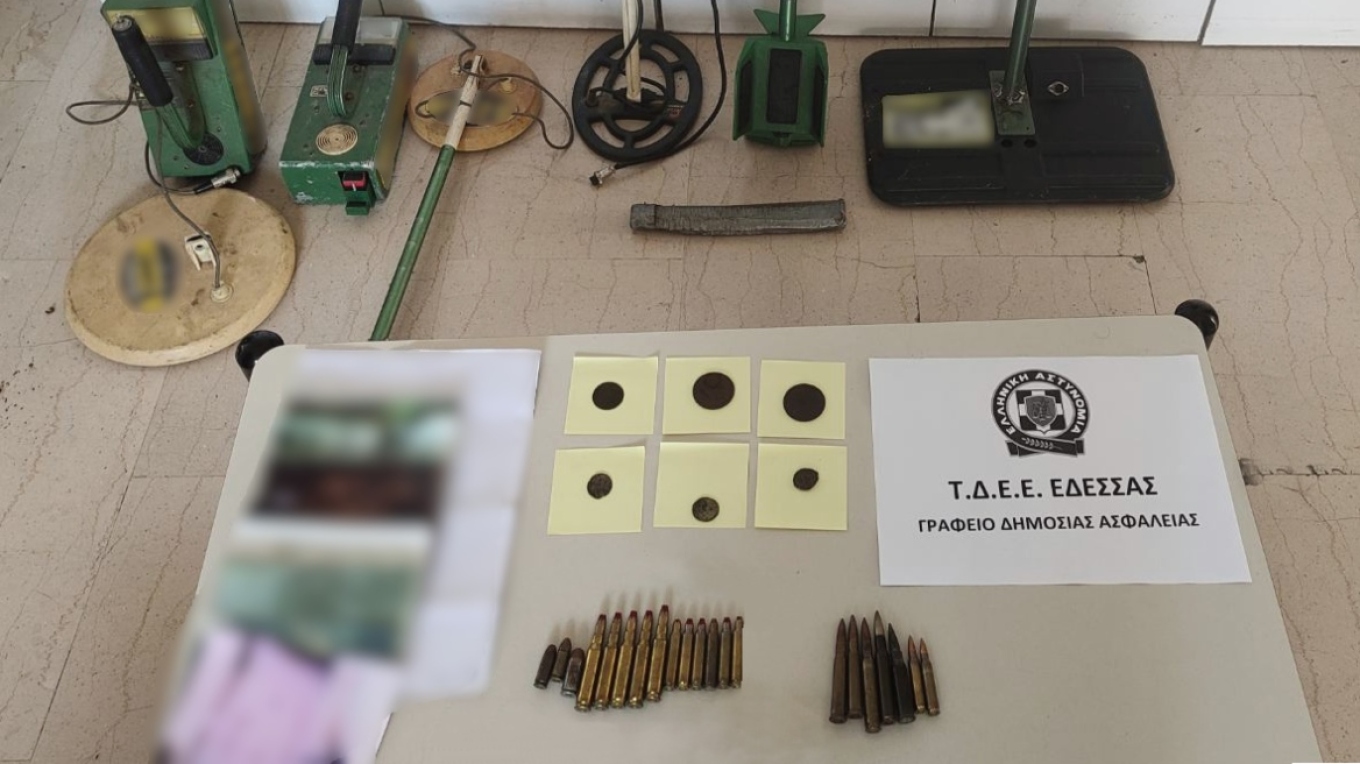 القبض على رجل في بيلا - العثور على عملات معدنية و خراطيش قديمة في منزله