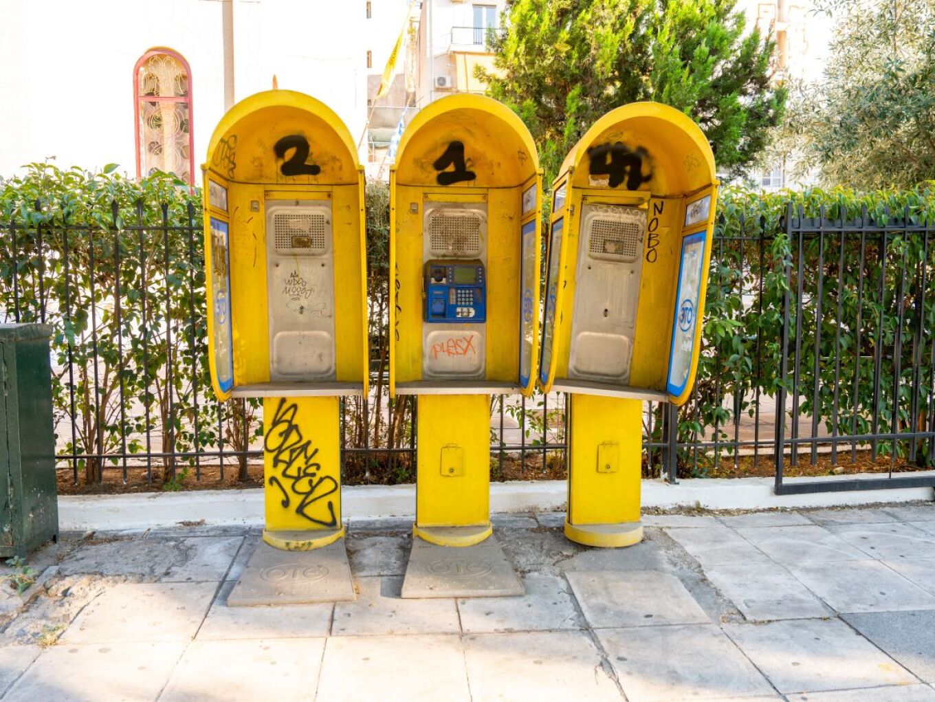 بلدية أثينا تزيل العشرات من الهواتف العمومية المهجورة من الأرصفة