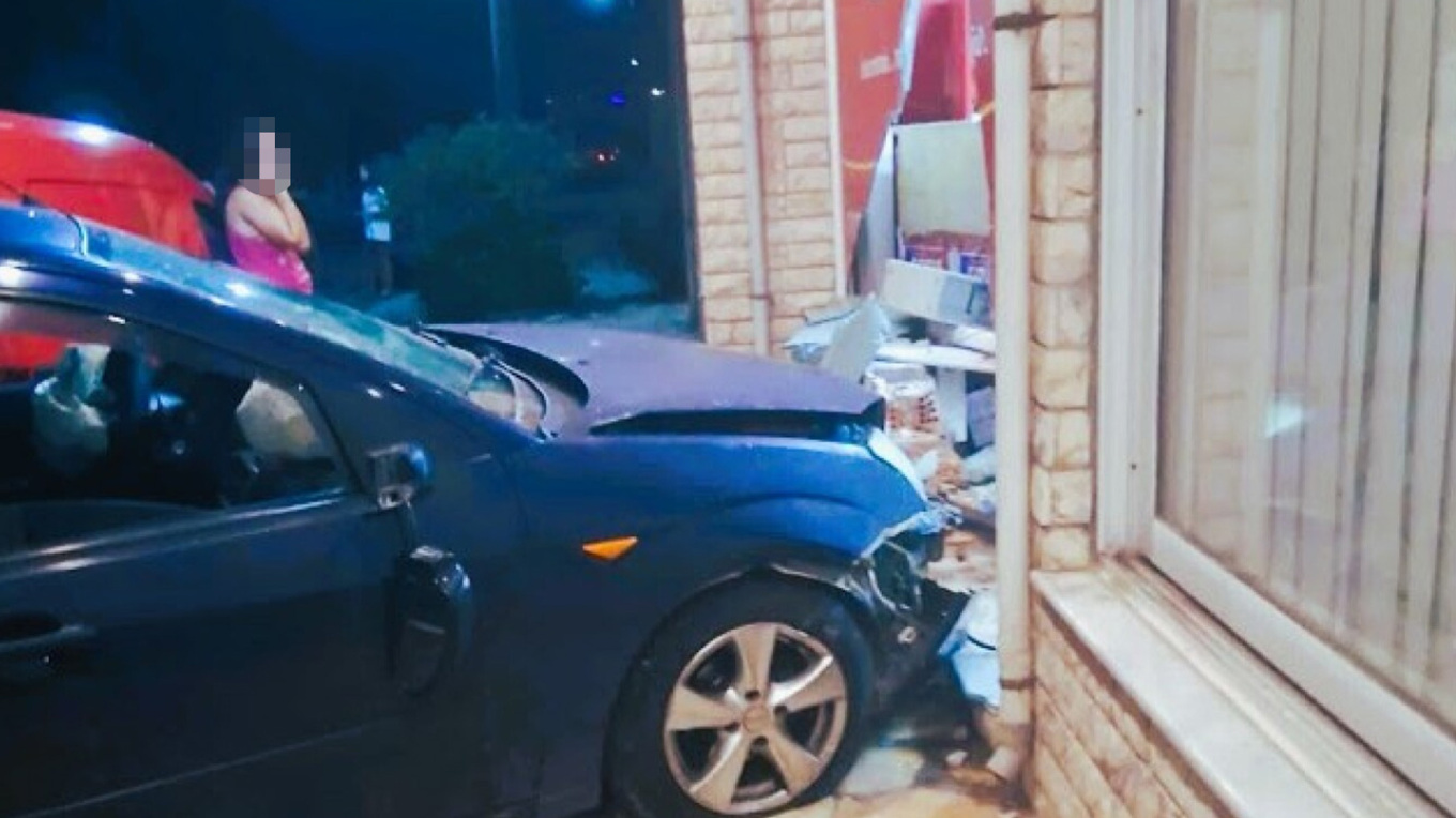 حادث سير في ميسولونغي: سيارة تصطدم بمتجر