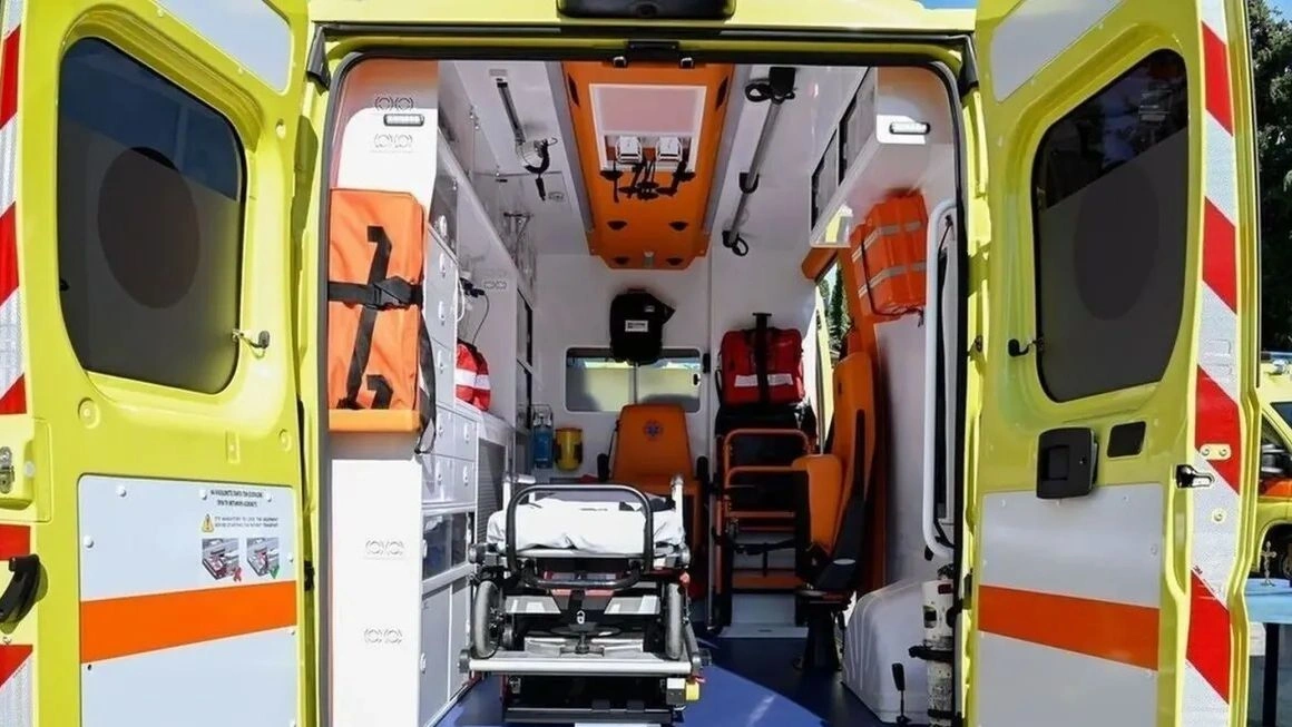 حادث سير خطير في سالونيكي: دراجة نارية تصطدم بسيارة - إصابات متعددة في المستشفى