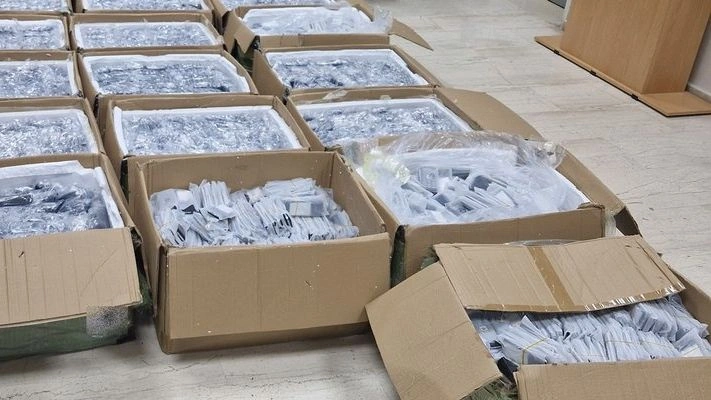 القبض على تركيين بتهمة تهريب الهواتف المحمولة في خيوس